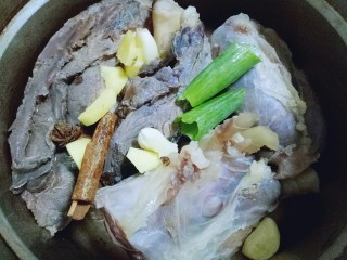 4、#食二星座#酱牛腱,把焯过水清洗干净的牛腱子放入高压锅中。加入葱姜蒜，八角，桂皮。