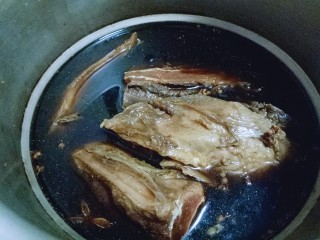 11、#食二星座#酱牛腱,加入清水，没过牛腱子即可，盖上盖子。