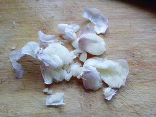 13、#食二星座#酱牛腱,蒜瓣用刀身拍碎，把蒜皮取下，切成蒜末，用捣蒜泥的工具也可以。