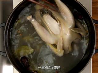 7、手撕椒麻鸡,中间要不时翻转鸡肉,一直煮至9成熟