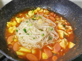 14、鸡蛋西红柿打卤面,将面条放入鸡蛋番茄中,翻拌一下