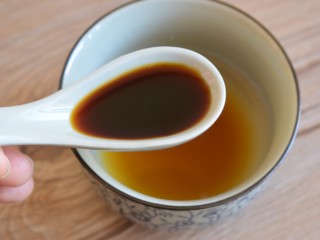 5、酱汁杏鲍菇,准备料汁:水，生抽