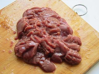 4、洋葱爆腰花,再分割切成大块