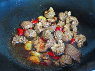 10、洋葱爆腰花,放入腰花煸炒一会，导入挑好的汁料