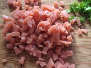 2、火腿蒜香鸡蛋卷,火腿肠切细小颗粒备用