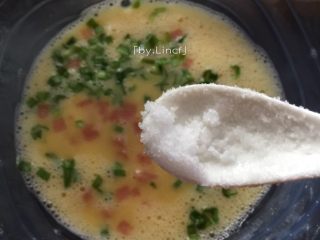 4、火腿蒜香鸡蛋卷,加入蒜叶、火腿粒，加入少许盐（幼小宝宝食用可适量减少或不用）