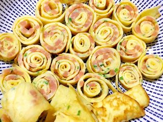 10、火腿蒜香鸡蛋卷,卷好的蛋卷再用锋利的刀切成小卷块，更方便宝宝食用