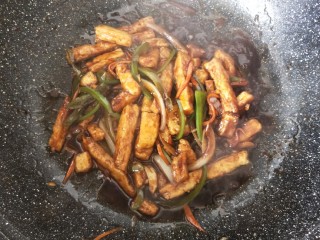 10、鱼香豆腐条,收汁后出锅。