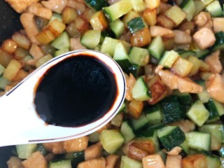 10、炒三丁,加一勺老抽