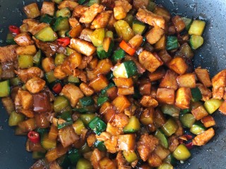 12、炒三丁,炒至入味就可以开吃了