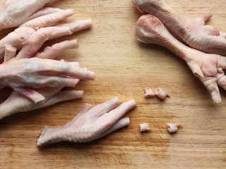 2、香辣卤鸡爪,切掉指甲