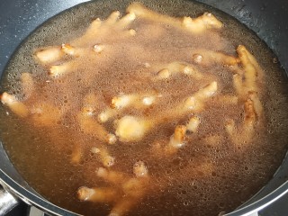 10、香辣卤鸡爪,加入清水没过鸡爪