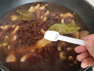 19、香辣卤鸡爪,加入半勺盐，盖盖小火煮1小时候左右