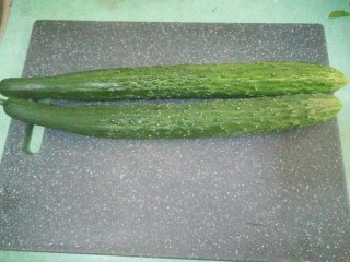 1、腌黄瓜,准备两根黄瓜