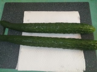 2、腌黄瓜,洗干净，擦干水份