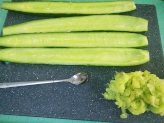 4、腌黄瓜,用勺子把中间的瓜囊挖出来（挖出来做的腌黄瓜才脆哦）