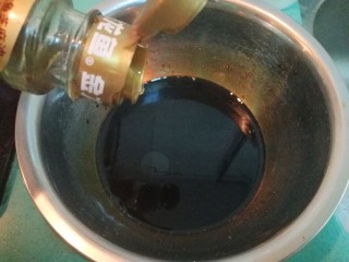 15、腌黄瓜,加适量香油，搅拌均匀