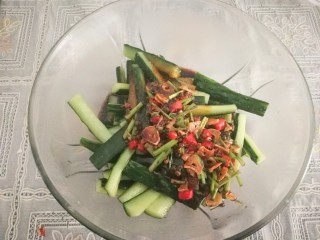19、腌黄瓜,加入调制好的调料
