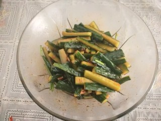 20、腌黄瓜,翻拌均匀，腌制半小时，中途可以翻拌一次