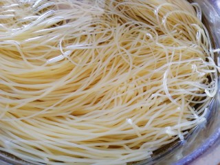 2、家常冷面,凉水泡2小时。