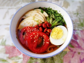 15、家常冷面,撒上适量香菜末和花生米即可。