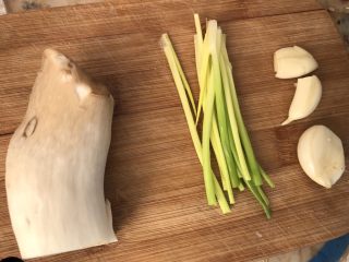 2、红烧日本豆腐,杏鲍菇，葱，蒜