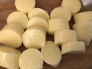 4、红烧日本豆腐,豆腐切块，厚一点防止碎