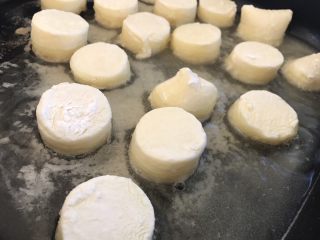 6、红烧日本豆腐,下油锅炸