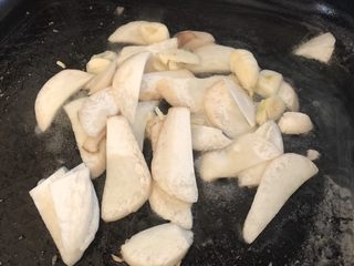 9、红烧日本豆腐,锅内留油，放蒜末，杏鲍菇