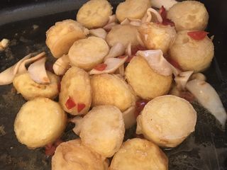 11、红烧日本豆腐,加入炸好的日本豆腐