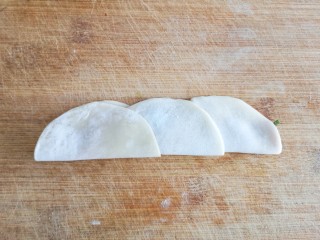 8、玫瑰花蒸饺,将饺子皮对折。