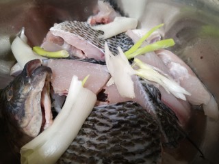 2、酸菜鱼????,鱼洗干净，切块，用盐、料酒、葱姜，鸡蛋清，淀粉腌制15分钟