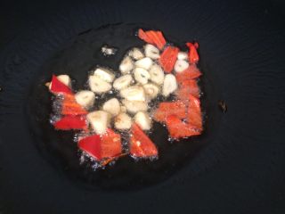 5、油焖春笋,锅热猪油下蒜头与辣椒爆香，春笋属于比较吸油的东西，动物性油脂能帮助春笋更加的美味