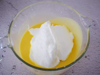 13、古早味蛋糕,把三分之一的蛋白霜加入蛋黄糊中，翻拌或都上下拌匀