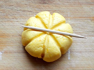 11、南瓜饼,用牙签压出花纹。