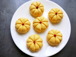 13、南瓜饼,做好的南瓜饼放入盘中。