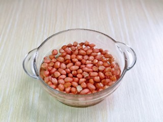 2、醋泡花生米,花生米用冷水冲洗干净，再淋干水分。