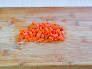 4、醋泡花生米,胡萝卜洗干净去皮切丁。