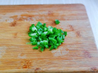 5、醋泡花生米,青椒洗干净去籽切丁。