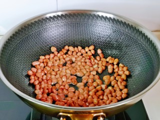 6、醋泡花生米,起油锅，倒入花生米，小火翻炒，炒熟盛出晾凉。