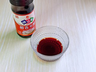 9、醋泡花生米,再加入醋，醋的量可以根据自己喜欢来。