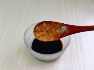 11、醋泡花生米,最后加入十三香，加入半小碗纯净水搅拌均匀。