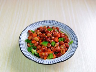 12、醋泡花生米,晾凉的花生米与两丁混合在一起，放入小碗中。