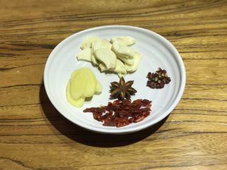 3、番茄胡萝卜炖牛腩，不要吃太撑哦,浸泡牛腩的过程中，将葱、红干椒切段，姜、蒜切片