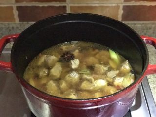 8、番茄胡萝卜炖牛腩，不要吃太撑哦,牛腩肉上色后在锅中加热水，水可以没过肉肉多一点，转小火