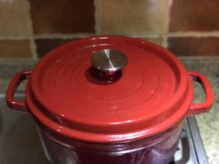 12、番茄胡萝卜炖牛腩，不要吃太撑哦,盖上锅盖，继续小火炖煮40-50民，中间不要开盖哦