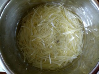 4、香辣凉拌三丝,捞出放入清水中，多换几次冷水，使土豆丝迅速冷却，这样做出的土豆丝才清脆爽口