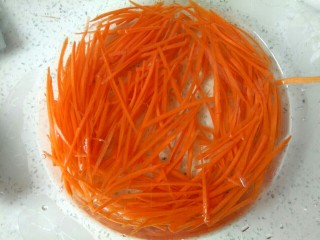 6、香辣凉拌三丝,捞出放入冷水中