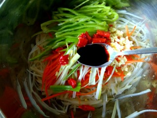 9、香辣凉拌三丝,加入适量生抽