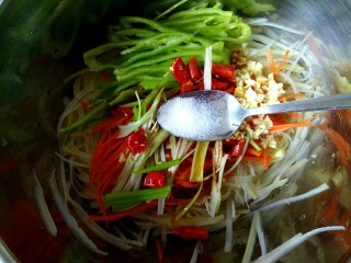 11、香辣凉拌三丝,加入适量盐